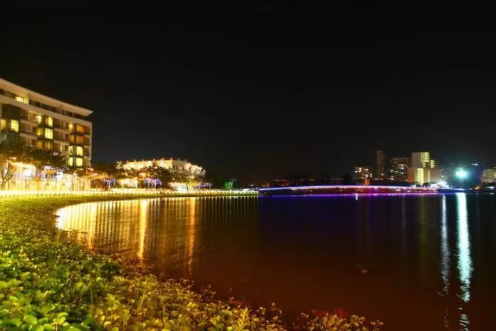 Hồ Bán Nguyệt