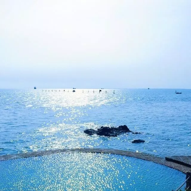 Hồ bơi tràn bờ