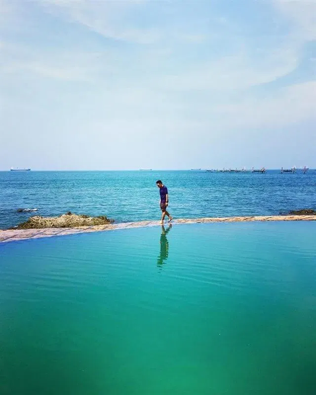 Hồ bơi tràn bờ