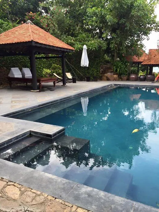 Hồ bơi trong khu nghỉ dưỡng