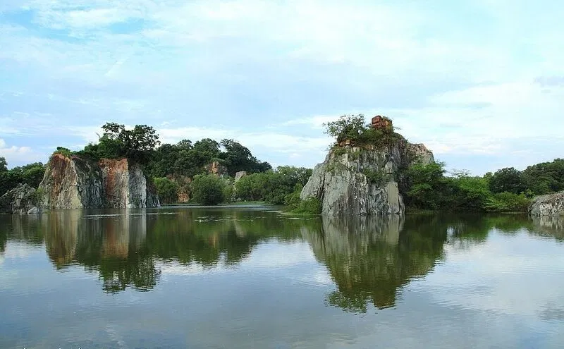 Hồ Long Ẩn