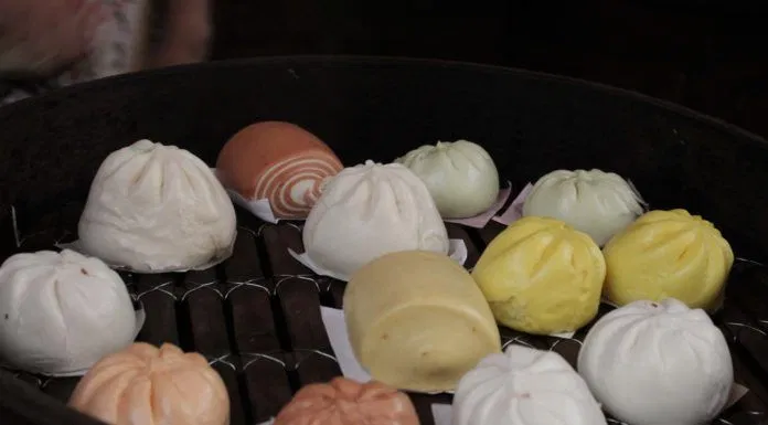 Bánh bao Trung Quốc có rất nhiều loại: bánh bao nhân thịt, bí đỏ, đậu xanh, mè đen,...vừa thơm vừa nóng hổi (Ảnh: Pumpkin Nguyễn)