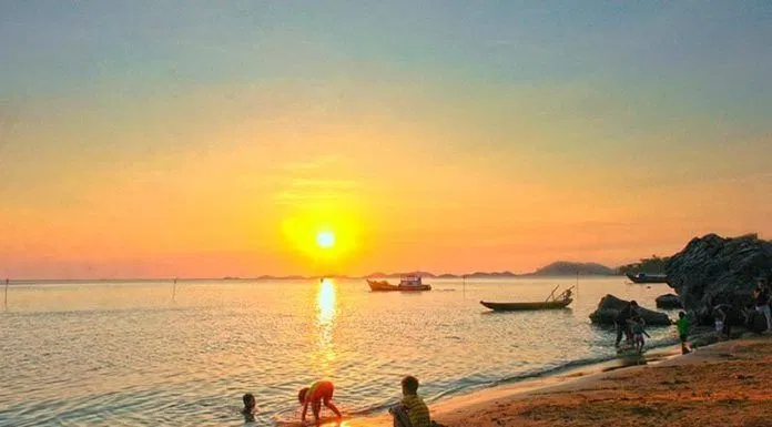 Ngắm hoàng hôn và cảm nhận vẻ đẹp yên bình đến lạ thường của hòn đảo một thời lừng danh cướp biển (Ảnh internet)