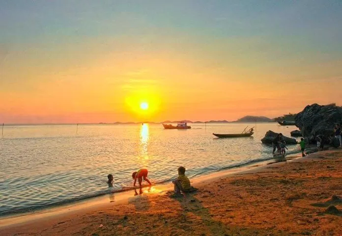 Ngắm hoàng hôn và cảm nhận vẻ đẹp yên bình đến lạ thường của hòn đảo một thời lừng danh cướp biển (Ảnh internet)