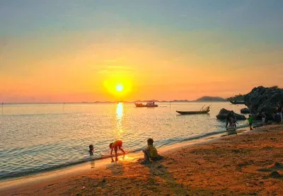 Ngắm hoàng hôn và cảm nhận vẻ đẹp yên bình đến lạ thường của hòn đảo một thời lừng danh cướp biển (Ảnh internet)
