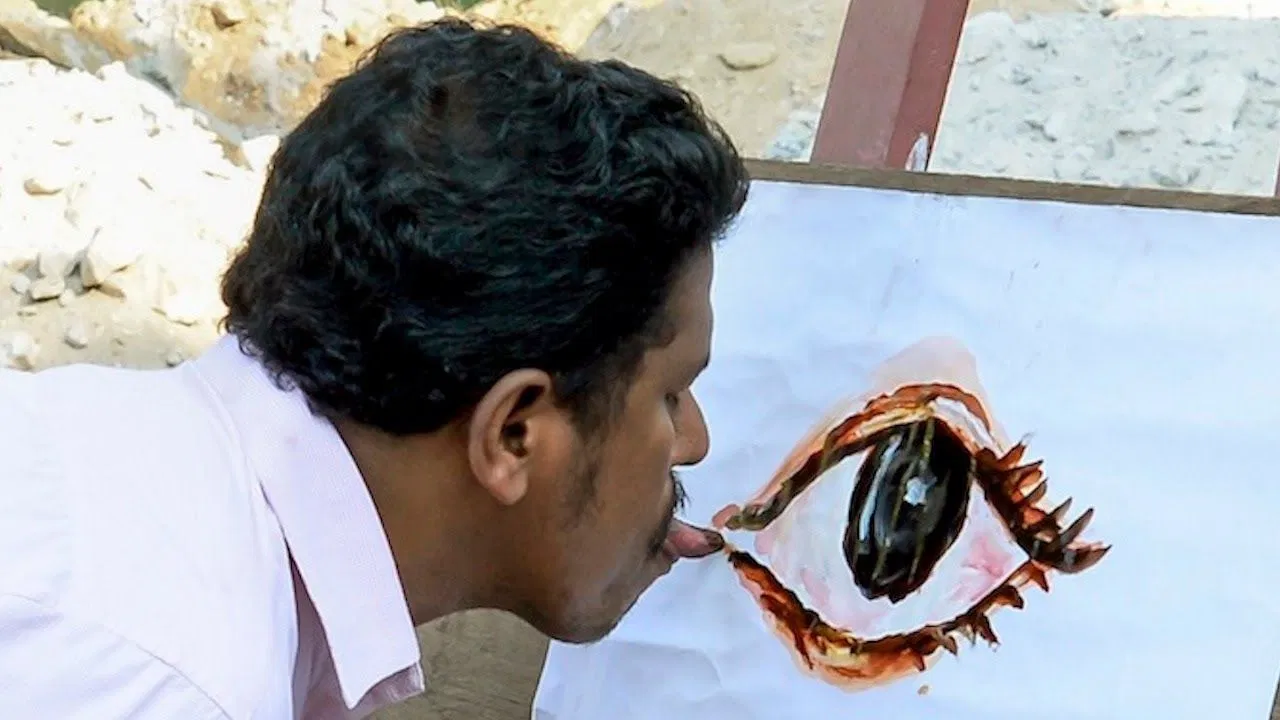 Vẽ tranh bằng lưỡi. (Ảnh: Internet)