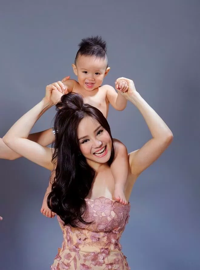 Vy Oanh chụp ảnh với con trai
