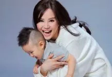 Vy Oanh chụp ảnh với con trai