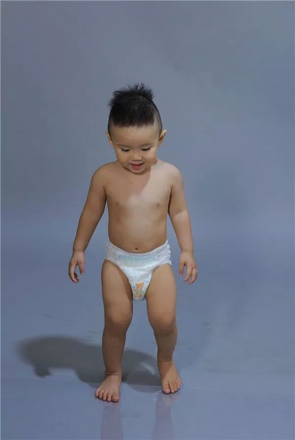 Vy Oanh chụp ảnh với con trai