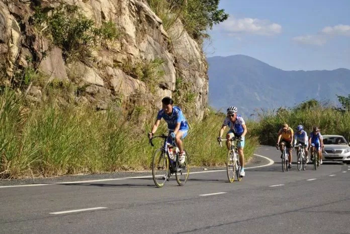 Nhiều người còn dùng xe đạp leo lên đèo Hòn Giao (ảnh: internet)