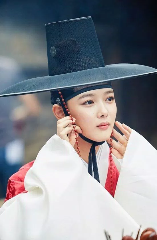 Kim yoo jung giả trai trong phim "Mây họa ánh trăng"