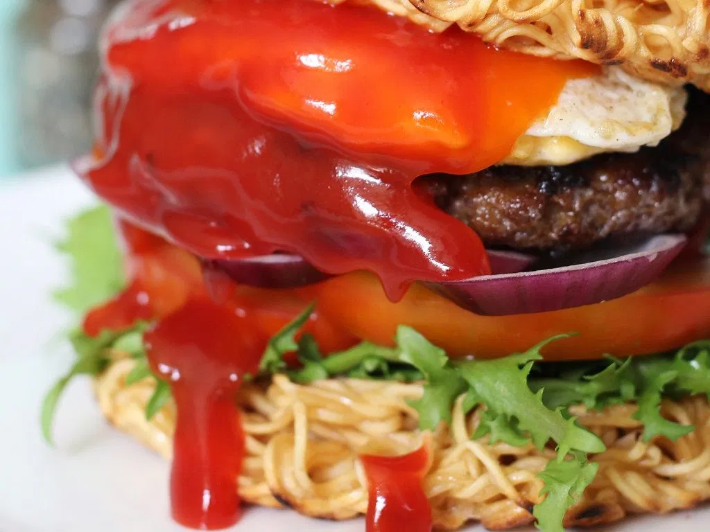 Hamburger mì gói Nguồn Internet)