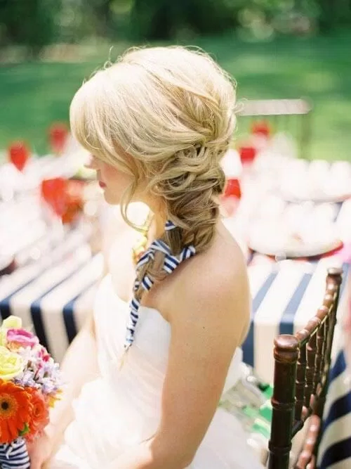 Ruy băng là phụ kiện tóc cho nhiều cô dâu cùng tóc tết (ảnh: internet)