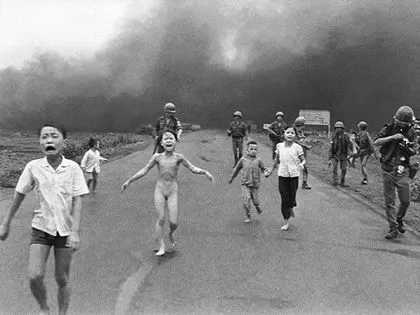 Bức ảnh "Em be Napalm" đã khiến dư luận bất bình vì cho rằng Facebook đang lạm dụng để kiểm soát thông tin