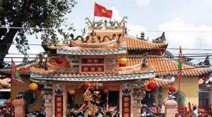 người dân dâng hương