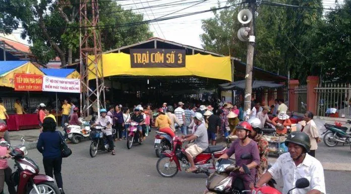 trại cơm từ thiện
