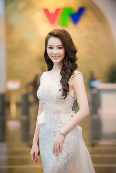 á hậu
