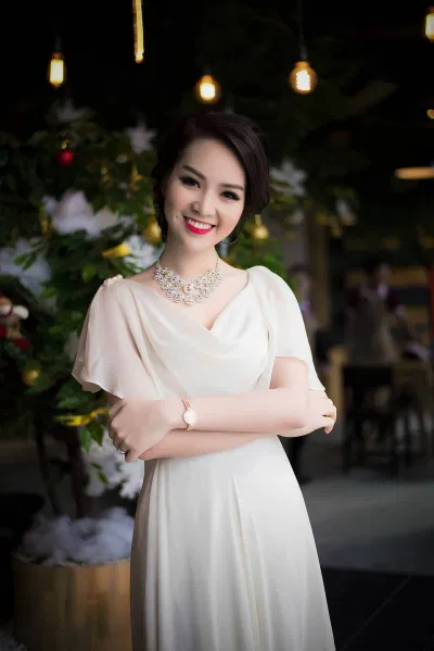 á hậu