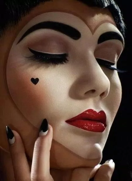 Khuôn mặt được trang điểm kỹ lưỡng và nổi bật nhưng điểm nhấn của phong cách trang điểm này lại chính là phần tóc mái được uốn theo hình trái tim đấy.