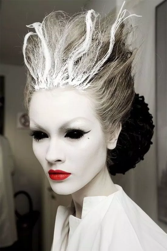 Tạo hình thiên nga đen này được rất nhiều người lựa chọn trong các đêm hội Halloween