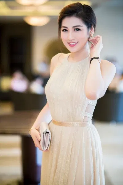 á hậu