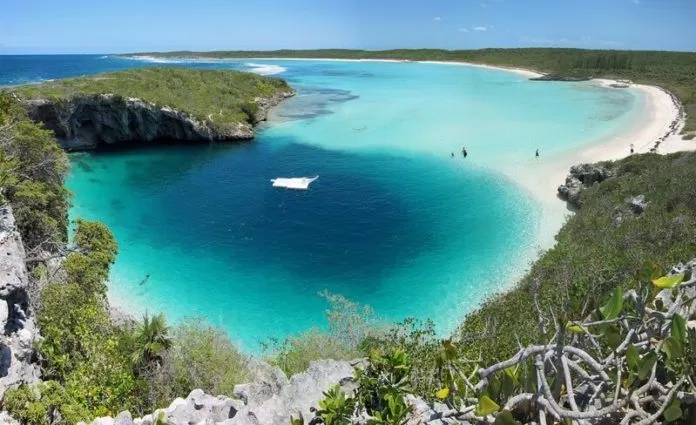  Dean’s Blue Hole (Long Island, Bahamas)