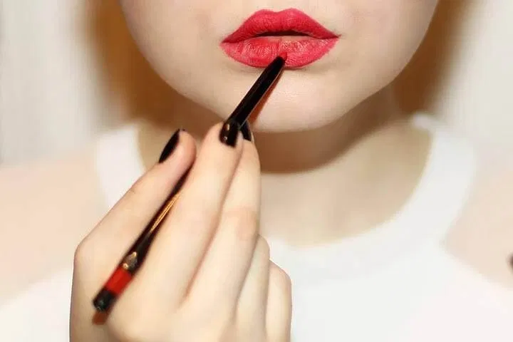 Chì kẻ viền môi