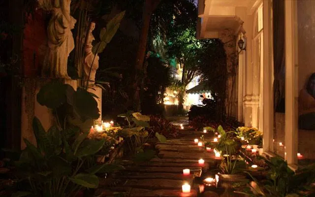 Lối vào toàn là nến
