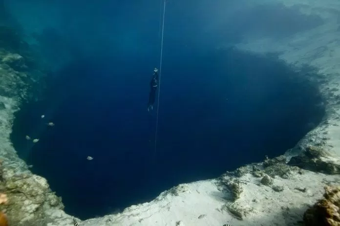 .Dean’s Blue Hole (Long Island, Bahamas)