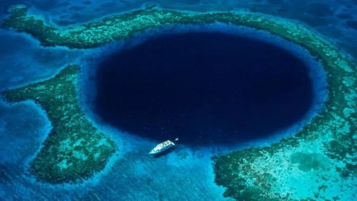 .Dean’s Blue Hole (Long Island, Bahamas)