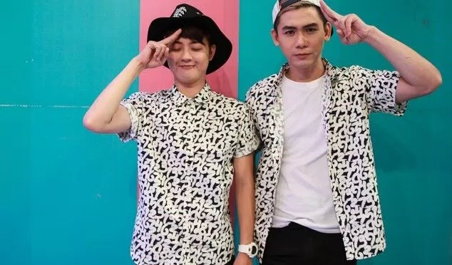Hai anh chàng diện đồ đôi cùng nhau