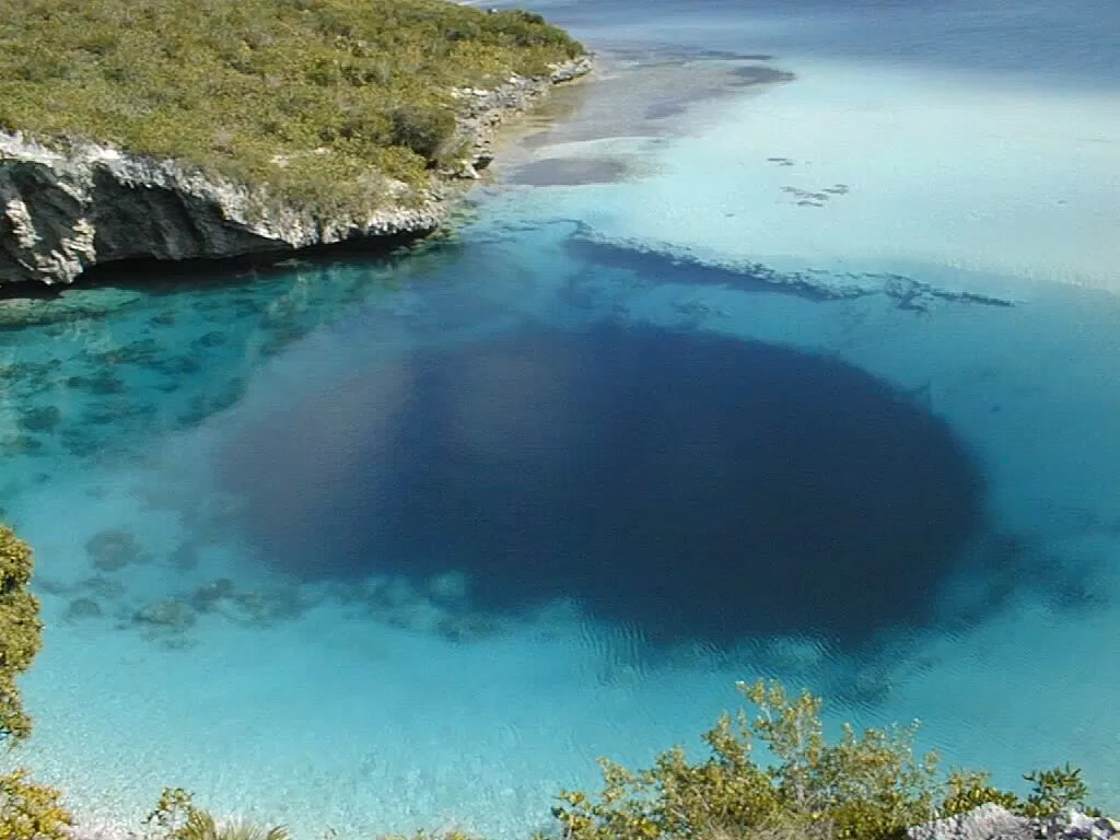 .Dean’s Blue Hole (Long Island, Bahamas)