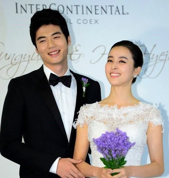 Han Hye Jin và cầu thủ Ki Sung Yong (ảnh: Internet)
