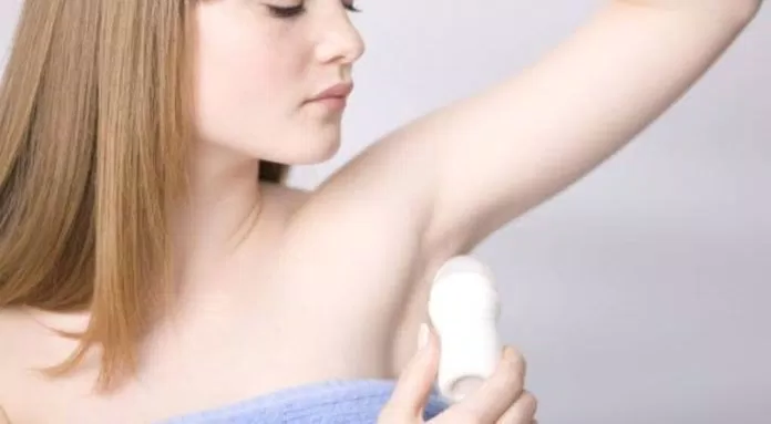Sử dụng lăn khử mùi Scion pure white roll on giúp ngăn mùi hôi, tăng cường sự tự tin. ( nguồn: internet)