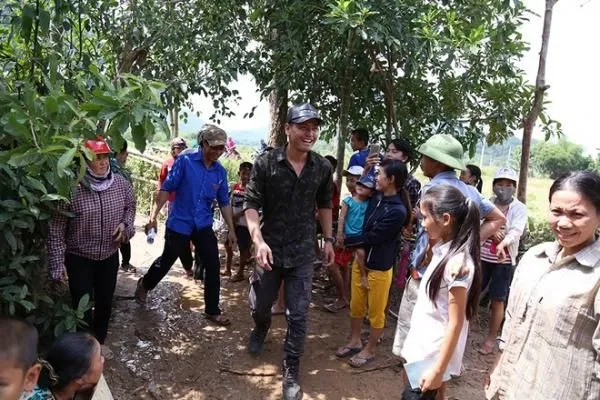 Người dân nơi đây vô cùng hào hứng khi gặp nam MC (Ảnh: internet)