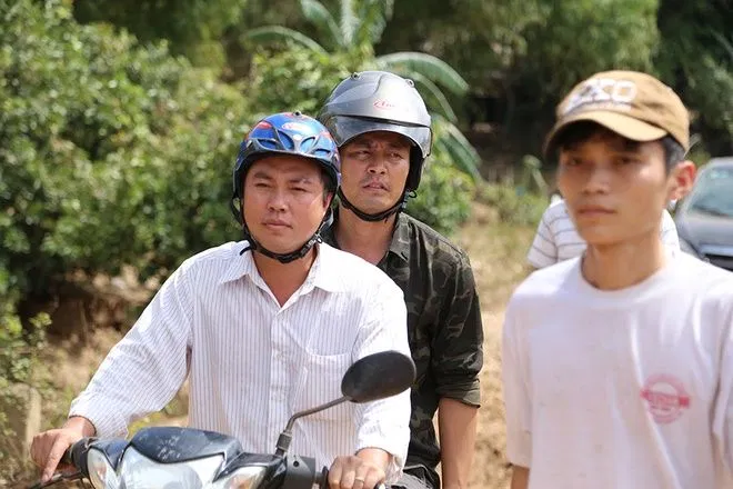 Tại đây, nhiều đoạn đường vẫn còn ngập bùn đất khiến cho chuyến hành trình của đoàn gặp không ít khó khăn (Ảnh: internet)