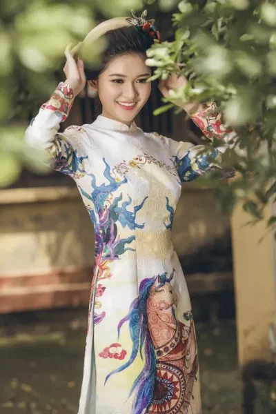 á hậu