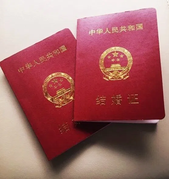 Trường Vũ Kỳ và chồng mới đăng ký kết hôn hồi 9/9 (Ảnh: internet)