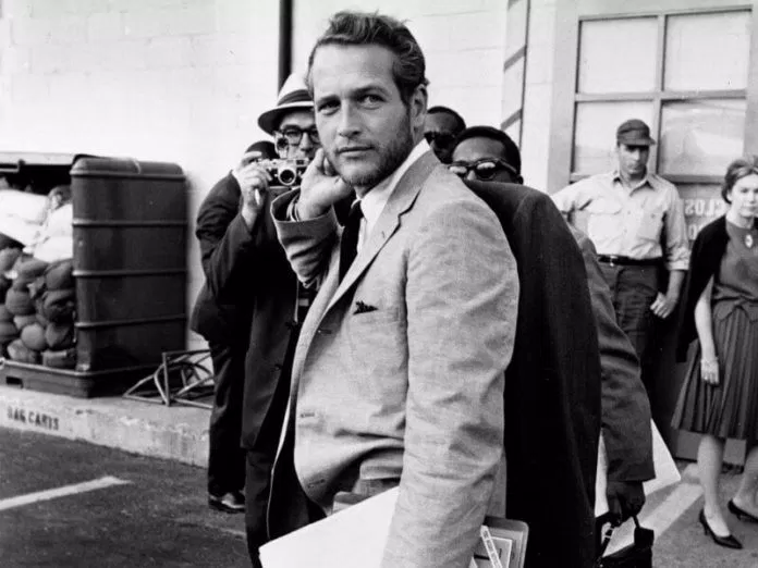 Newman lịch lãm trong bộ vest. (Nguồn: Internet)