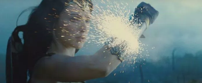 Chiếc Vòng Tay đặc biệt của Wonder Woman có thể phòng thủ mọi loại vũ khí. (Nguồn: Warner Bros. Pictures)
