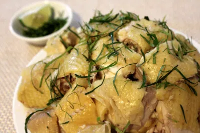 thịt gà luộc lá chanh
