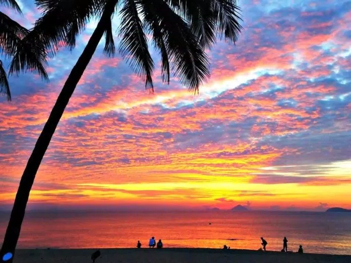 Bình minh trên bãi biển thành phố Nha Trang