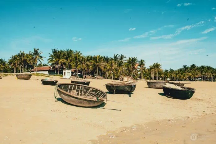 Ghe thuyền trên bãi biển Hà My