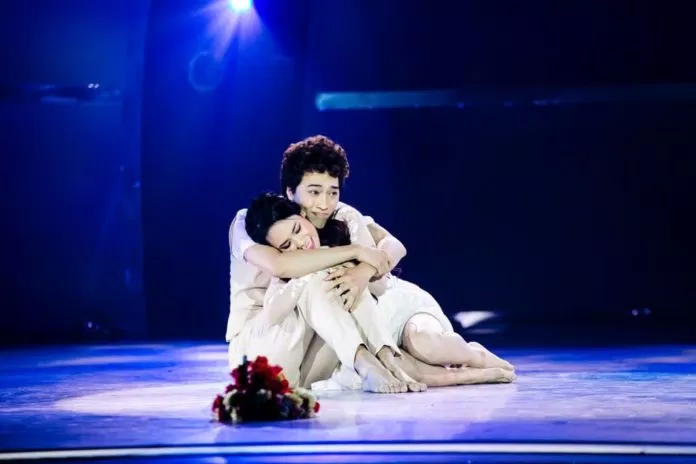 Cô dâu Xuân Thảo và chú rể Đình Lộc ôm chặt nhau trên sân khấu Thử thách cùng bước nhảy