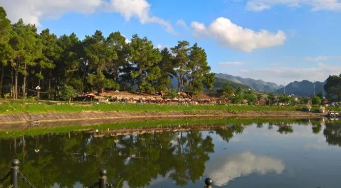 Cảnh hồ tại bản Áng