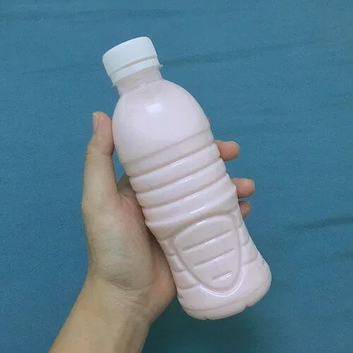 Đổ hỗn hợp vào các chai nhựa sạch