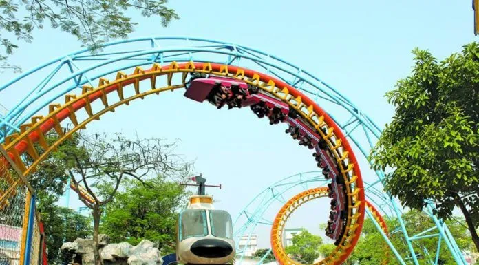 Tàu lượn ở khu công viên Mặt Trời
