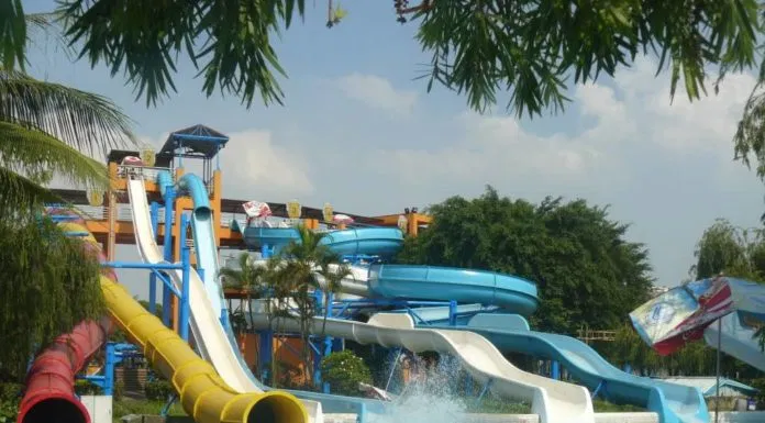 Cầu trượt công viên nước Hồ Tây