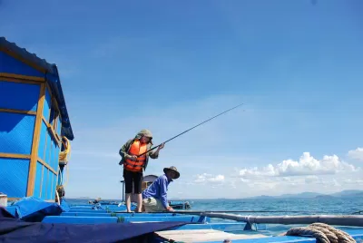 Du khách trải nghiệm câu cá ở Hòn Khô