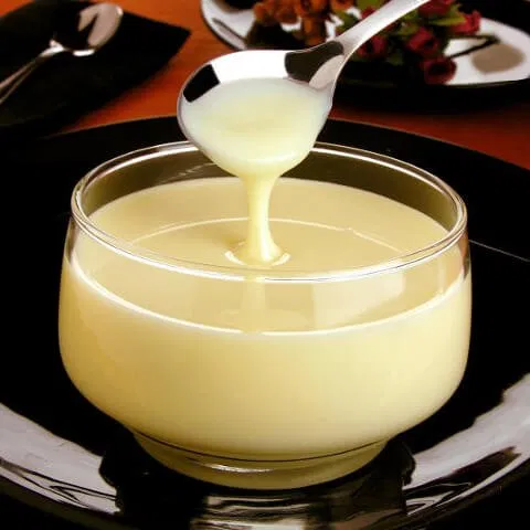 Đổ sữa đặc ra bát